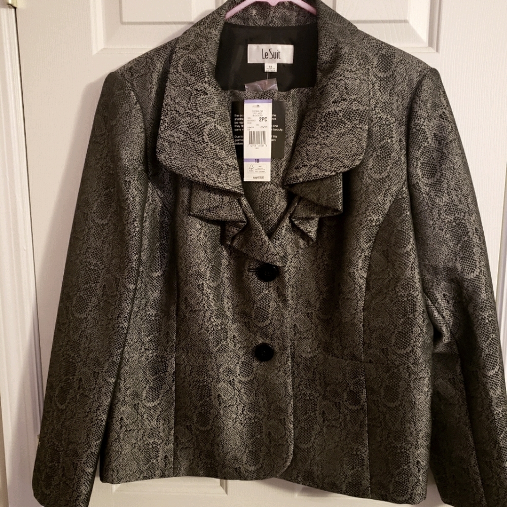 Ruffle collar snake print skirt with suit jacket